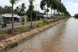 Bờ kè chống sạt lở bờ sông Rạch Chanh trên địa bàn huyện Giồng Riềng, tỉnh Kiên Giang. (Ảnh: Lê Huy Hải/TTXVN)