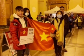 Nhóm sinh viên tình nguyện Việt Nam tại nhà ga ở Budapest. (Ảnh: Thanh Thủy/Vietnam+)