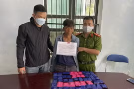 Đối tượng Lò Văn Lún cùng tang vật bị thu giữ tại Cơ quan Công an. (Ảnh: TTXVN phát)