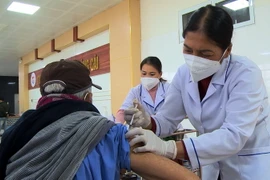 Tiêm vaccine phòng COVID-19 cho người già khuyết tật tại Trung tâm Y tế thành phố Móng Cái, tỉnh Quảng Ninh. (Ảnh: TTXVN phát)