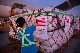 Tiếp nhận lô vaccine về đến sân bay quốc tế Nội Bài. (Ảnh: UNICEF Việt Nam/TTXVN phát)