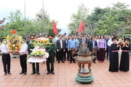 Đoàn đại biểu Hội Nhà báo Việt Nam dâng hương tưởng niệm Chủ tịch Hồ Chí Minh tại Nhà tưởng niệm Người trên đỉnh đèo De, xã Phú Đình, huyện Định Hóa, tỉnh Thái Nguyên. (Ảnh: Hoàng Nguyên/TTXVN)
