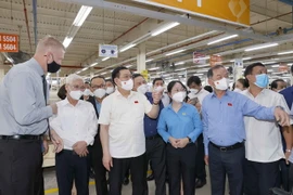 Chủ tịch Quốc hội Vương Đình Huệ thăm xưởng sản xuất, đóng gói sản phẩm đồ nội thất của Công ty Wanek Furniture. (Ảnh: Doãn Tấn/TTXVN)