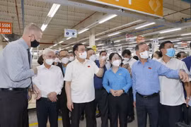 Chủ tịch Quốc hội Vương Đình Huệ thăm xưởng sản xuất, đóng gói sản phẩm đồ nội thất của Công ty Wanek Furniture. (Ảnh: Doãn Tấn/TTXVN)