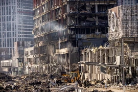 Những tòa nhà bị phá hủy trong xung đột tại tại phía bắc thủ đô Kiev, Ukraine ngày 21/3 vừa qua. (Ảnh: AFP/TTXVN)