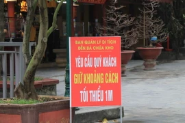 Trong Đền Bà chúa kho, phường Vũ Ninh, thành phố Bắc Ninh đều có biển hướng dẫn phòng dịch COVID-19. (Ảnh: Thanh Thương/TTXVN)