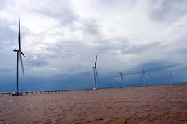 Nhiều trụ điện gió được lắp đặt hoàn thành đi vào hoạt động tại vùng ven biển Sóc Trăng. (Ảnh: Trung Hiếu/TTXVN)