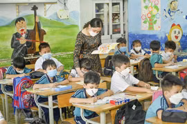 Học sinh đeo khẩu trang phòng tránh COVID-19 tại trường. (Ảnh: TTXVN)