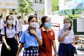 Thí sinh tại điểm thi Trường Trung học Phổ thông Bùi Thị Xuân (quận 3) ra về sau khi hoàn thành bài thi. (Ảnh: Hồng Giang/TTXVN)