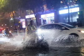 Phố Thái Hà, quận Đống Đa bị ngập nặng sau cơm mưa to khiến việc di chuyển gặp khó khăn. (Ảnh: Tuấn Đức/TTXVN)