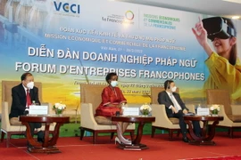 Đại diện chính quyền Thành phố Hồ Chí Minh, Liên đoàn Thương mại và Công nghiệp Việt Nam (VCCI), Tổ chức Quốc tế Pháp ngữ (OIF) chủ trì phiên khai mạc Diễn đàn doanh nghiệp Pháp ngữ. (Ảnh: Mỹ Phương/TTXVN)