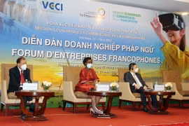 Đại diện chính quyền Thành phố Hồ Chí Minh, Liên đoàn Thương mại và Công nghiệp Việt Nam (VCCI), Tổ chức Quốc tế Pháp ngữ (OIF) chủ trì phiên khai mạc Diễn đàn doanh nghiệp Pháp ngữ. (Ảnh: Mỹ Phương/TTXVN)