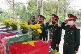Đoàn lãnh đạo Bộ Chỉ huy Quân sự tỉnh Quảng Trị viếng và dâng hương các hài cốt liệt sỹ được quàn tại Nhà bia ghi danh liệt sỹ xã Vĩnh Sơn. (Ảnh: Nguyên Lý/TTXVN)