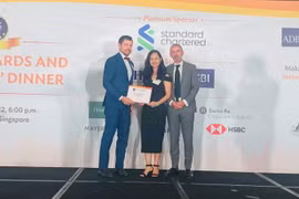 Bà Nguyễn Lan Hương, Phó Giám đốc Khối Ngân hàng Doanh nghiệp TPBank (giữa) tại Lễ trao giải. (Nguồn: TPBank)