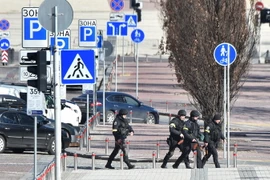 Binh sỹ Ukraine tuần tra trên đường phố tại Kiev. (Ảnh: AFP/TTXVN)