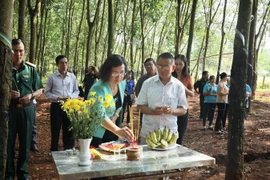 Đại diện lãnh đạo tỉnh Bình Phước thắp hương tưởng niệm các liệt sỹ. (Ảnh: K GỬIH/TTXVN)