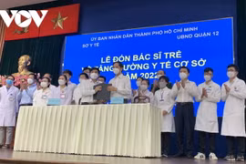 Ký kết bàn giao và đón nhận bác sỹ trẻ tăng cường về trạm y tế tại UBND quận 12. (Nguồn: vov)