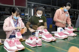 Dây chuyền sản xuất giày xuất khẩu sang thị trường châu Âu tại Công ty Hồng An, tỉnh Hòa Bình. (Ảnh: Trần Việt/TTXVN)