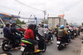 Ùn tắc cục bộ đoạn từ ngã ba Trung Lương đến cầu Rạch Miễu. (Ảnh: Minh Trí/TTXVN)