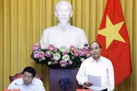 Chủ tịch nước Nguyễn Xuân Phúc làm việc với Tổ biên tập đề án “Chiến lược xây dựng và hoàn thiện Nhà nước pháp quyền xã hội chủ nghĩa Việt Nam đến năm 2030, định hướng đến năm 2045.” (Ảnh: Thống Nhất/TTXVN)