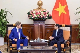 Bộ trưởng Ngoại giao Bùi Thanh Sơn tiếp ông John Kerry, Đặc phái viên của Tổng thống Mỹ về biến đổi khí hậu. (Ảnh: TTXVN phát)
