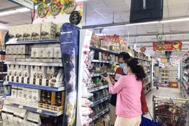 Người tiêu dùng mua sắm tại siêu thị Co.opmart Nguyễn Đình Chiểu, TP Hồ Chí Minh. (Ảnh: Mỹ Phương/TTXVN)