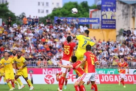 Pha tranh chấp của cầu thủ hai đội. (Ảnh: TTXVN phát)