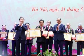 Chủ tịch nước Nguyễn Xuân Phúc và Tiến sỹ Khoa học Phan Xuân Dũng, Bí thư Đảng đoàn, Chủ tịch Liên hiệp các Hội Khoa học và Kỹ thuật Việt Nam trao Danh hiệu "Trí thức khoa học và công nghệ tiêu biểu" và Bằng khen của Liên hiệp các Hội Khoa học và Kỹ thuật