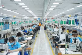 Công nhân làm việc tại TNHH may mặc Bowker Việt Nam, Khu công nghiệp Đồng An 1, thành phố Thuận An, tỉnh Bình Dương. (Ảnh: Chí Tưởng/TTXVN)