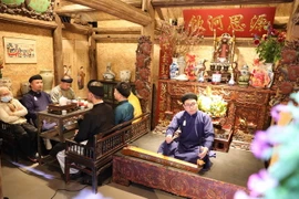 Biểu diễn nhạc cụ truyền thống trong nét xưa, nhà cổ. (Ảnh: Thanh Tùng/TTXVN)