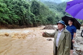 Phó Chủ tịch huyện Kỳ Sơn, ông Thò Bá Rê cùng đoàn công tác trực tiếp kiểm tra tình hình mưa lũ tại xã Chiêu Lưu. (Ảnh: TTXVN phát)