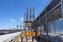 Lãnh đạo PV GAS kiểm tra công trình cảng neo tàu (jetty) trong Dự án vừa hoàn thành tháng 5/2022. (Nguồn: PV Gas)