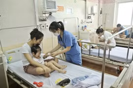 Bệnh nhi điều trị sốt xuất huyết tại bệnh viện. (Ảnh: Minh Quyết/TTXVN)