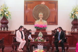 Ông Nguyễn Thực Hiện, Phó Chủ tịch Ủy ban Nhân dân thành phố Cần Thơ tiếp bà Emmanuelle Pavillon Grosser, Tổng Lãnh sự Pháp tại Thành phố Hồ Chí Minh. (Ảnh: Ánh Tuyết/TTXVN)