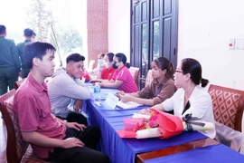 Hoạt động tư vấn, giới thiệu việc làm cho bộ đội xuất ngũ trên địa bàn thành phố. (Ảnh: Xuân Khu/TTXVN)