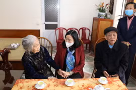 Bà Bùi Thị Minh Hoài thăm gia đình Mẹ Việt Nam Anh hùng Bùi Thị Mính, thôn Phúc Sơn 1, xã Ninh Tiến, thành phố Ninh Bình. (Ảnh: Đức Phương/TTXVN)