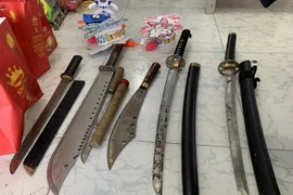 Tang vật thu được của vụ cướp bánh trung thu ở Bình Dương. (Ảnh: TTXVN phát)