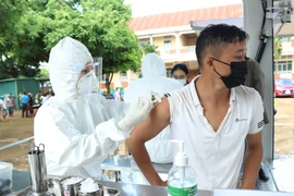 Tiêm lưu động vaccine phòng COVID-19 cho người dân. (Ảnh: Tuấn Anh/TTXVN)