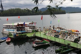 Với 38 đảo lớn nhỏ, Khu du lịch sinh thái Hồ Phú Ninh là địa điểm nghỉ dưỡng lý tưởng. (Ảnh: Đoàn Hữu Trung/TTXVN)