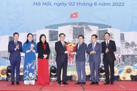 Nhóm Đại biểu Quốc hội trẻ khóa XV tặng hoa Chủ tịch Quốc hội Vương Đình Huệ. (Ảnh: Doãn Tấn/TTXVN)
