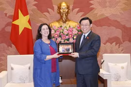Chủ tịch Quốc hội Vương Đình Huệ tặng quà lưu niệm cho bà Manuela V. Ferro, Phó Chủ tịch Ngân hàng Thế giới phụ trách khu vực Đông Á và Thái Bình Dương. (Ảnh: Doãn Tấn/TTXVN)
