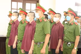 Bị cáo Lê Tùng Vân vắng mặt, luật sư đề nghị dừng phiên tòa