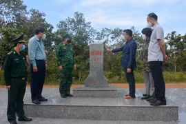 Đoàn công tác Bộ Ngoại giao khảo sát, kiểm tra công tác quản lý biên giới lãnh thổ tại cột mốc biên giới số 43. (Ảnh: Hoài Thu/TTXVN)