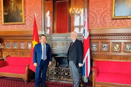 Chủ tịch Hạ viện Anh, Ngài Lindsay Hoyle, tiếp thân mật Đại sứ Việt Nam tại Anh Nguyễn Hoàng Long. (Ảnh: TTXVN phát)