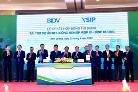 Lễ ký kết Hợp đồng tín dụng tài trợ Dự án đầu tư xây dựng Khu công nghiệp Việt Nam-Singapore III tại Bình Dương. (Ảnh: Huyền Trang/TTXVN)