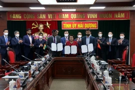 Lãnh đạo tỉnh Hải Dương chứng kiến Lễ ký kết hợp tác. (Ảnh: Mạnh Tú/TTXVN)