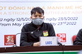 Huấn luyện viên trưởng Đội tuyển bóng đá nữ Lào Vongmisay Soubouakham phát biểu. (Ảnh: Anh Tuấn/TTXVN)