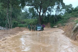 Hiện trường điểm sạt lở, chảy tràn bùn đất xuống lòng đường Quốc lộ 279 xảy ra vào ngày 24/5. (Ảnh: TTXVN phát)