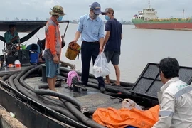 Hiện trường vụ mua bán trái phép 91.000 lít dầu FO. (Ảnh: TTXVN phát)