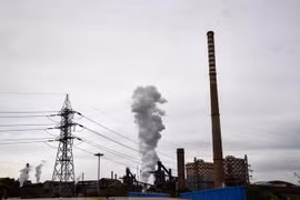 Khí thải phát ra từ một nhà máy thép ở Taranto, Italy ngày 7/11/2019. (Ảnh: AFP/TTXVN)